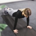 femme-faisant-push-ups-tapis-exercice_23-2147827397
